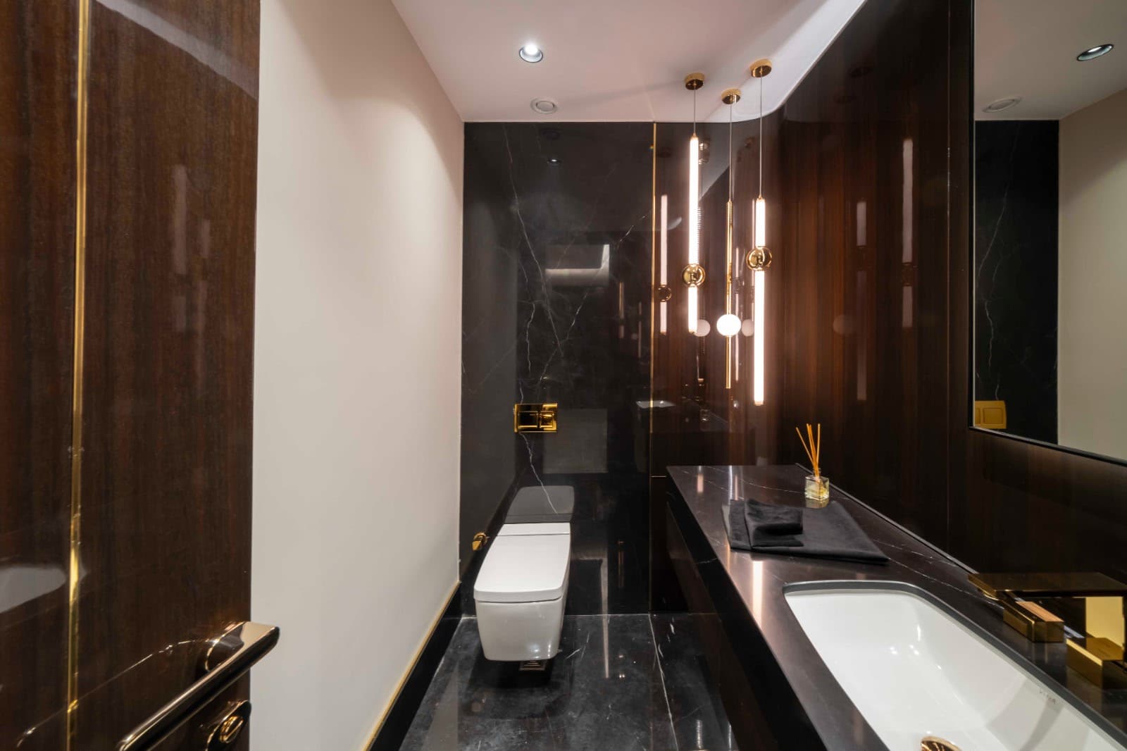 Siyah Mermer & Ceviz Banyo