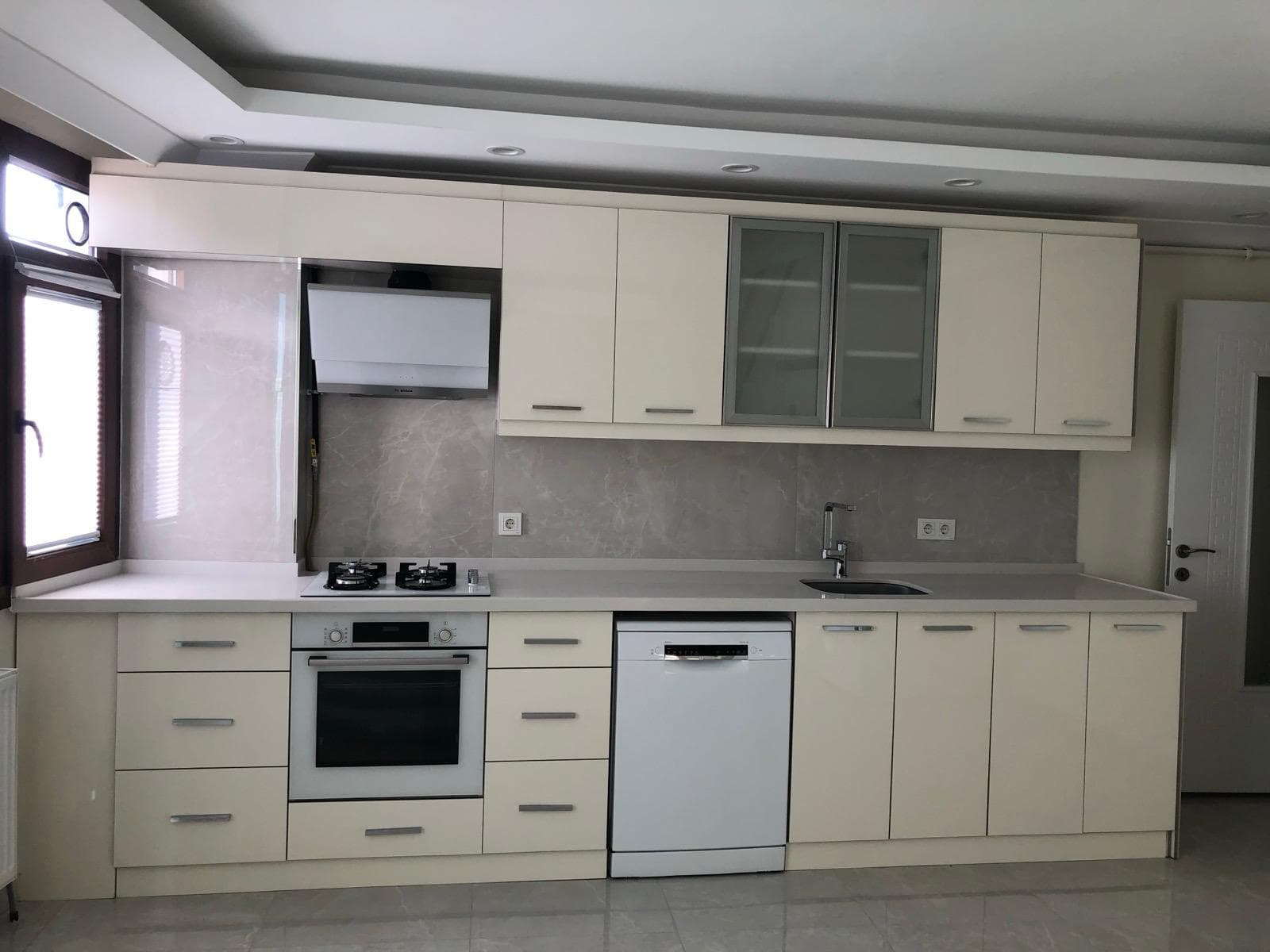 Modern Krem Mutfak Dolabı Uygulaması